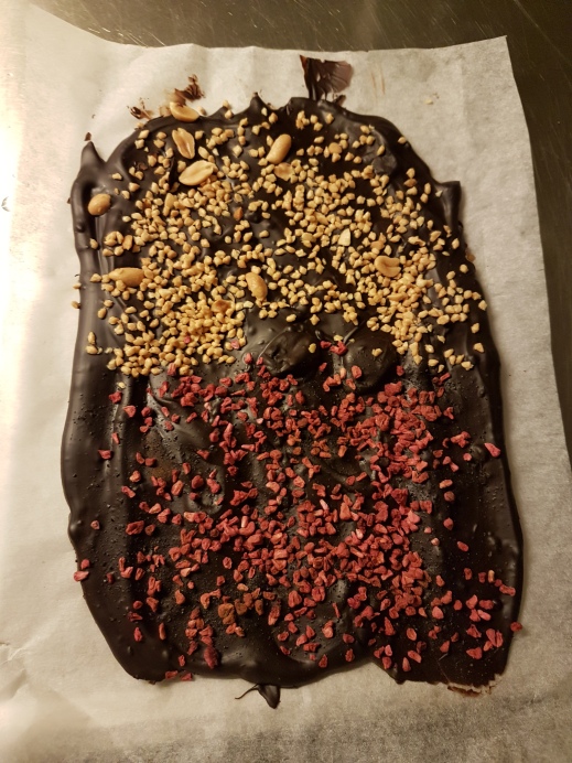 Chokladbräck med jordnötter och hallon